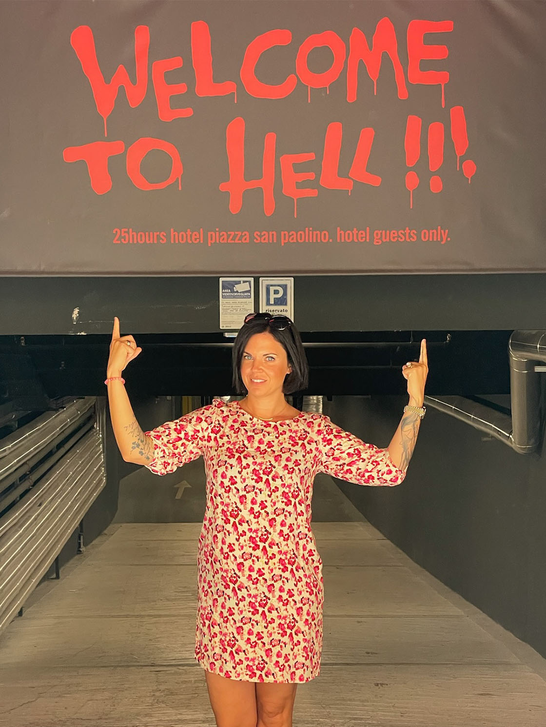 Dr. Petra Sophie Volz in Parkhaus unter Slogan