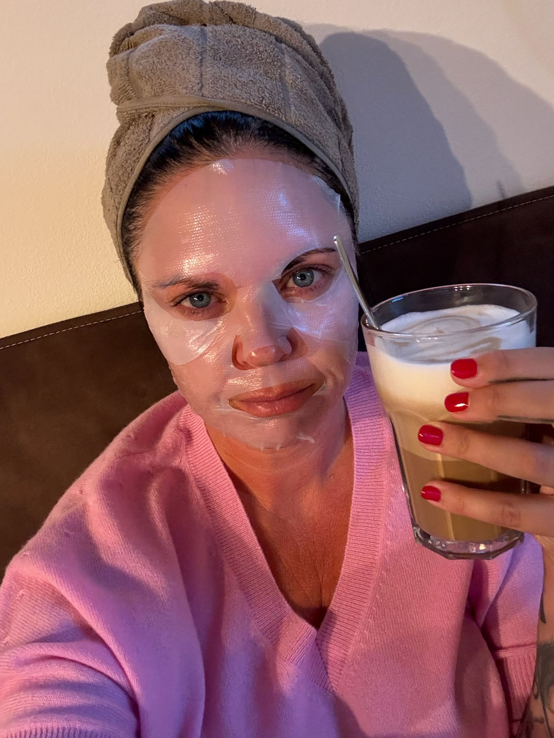 Dr. Petra Sophie Volz mit Gesichtsmaske und Getränk