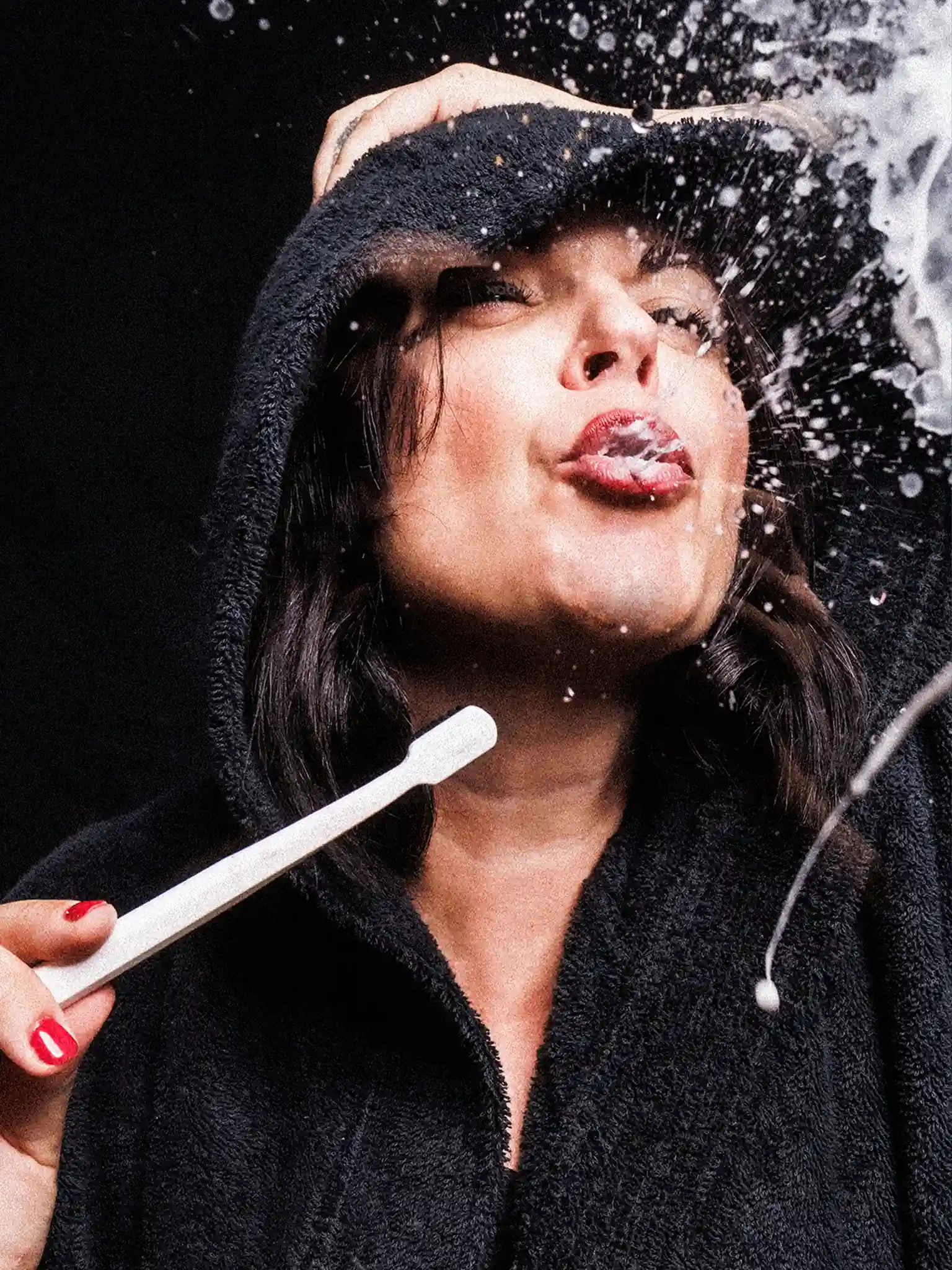 Dr. Petra Sophie Volz mit Zahnbürste und Zahnpasta