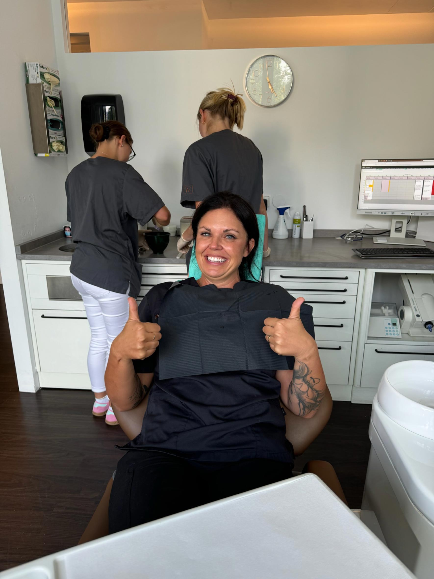 Dr. Petra Sophie Volz mit Mitarbeiterinnen in der Praxis