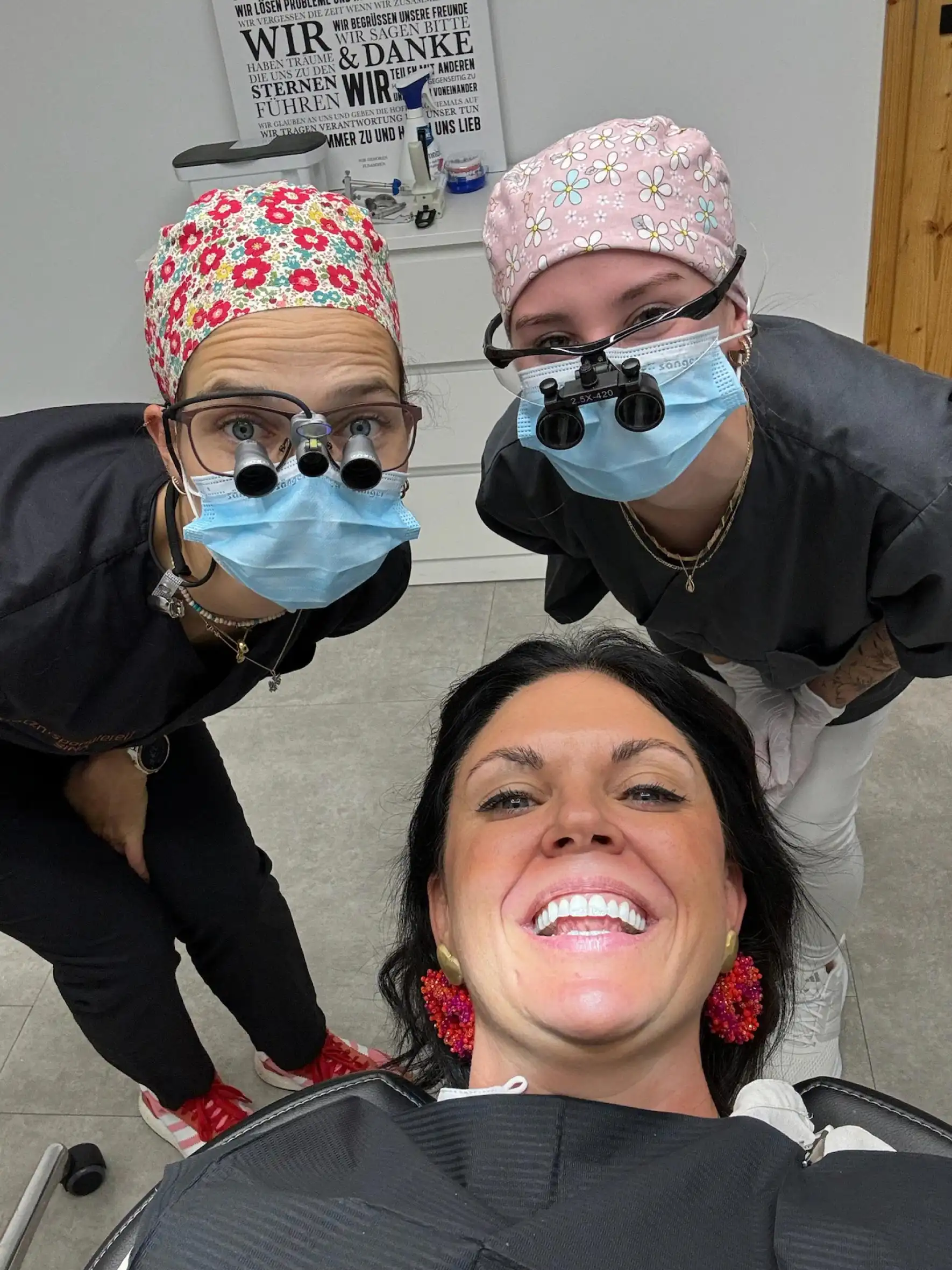 Dr. Petra Sophie Volz mit Mitarbeiterinnen auf Behandlungsstuhl