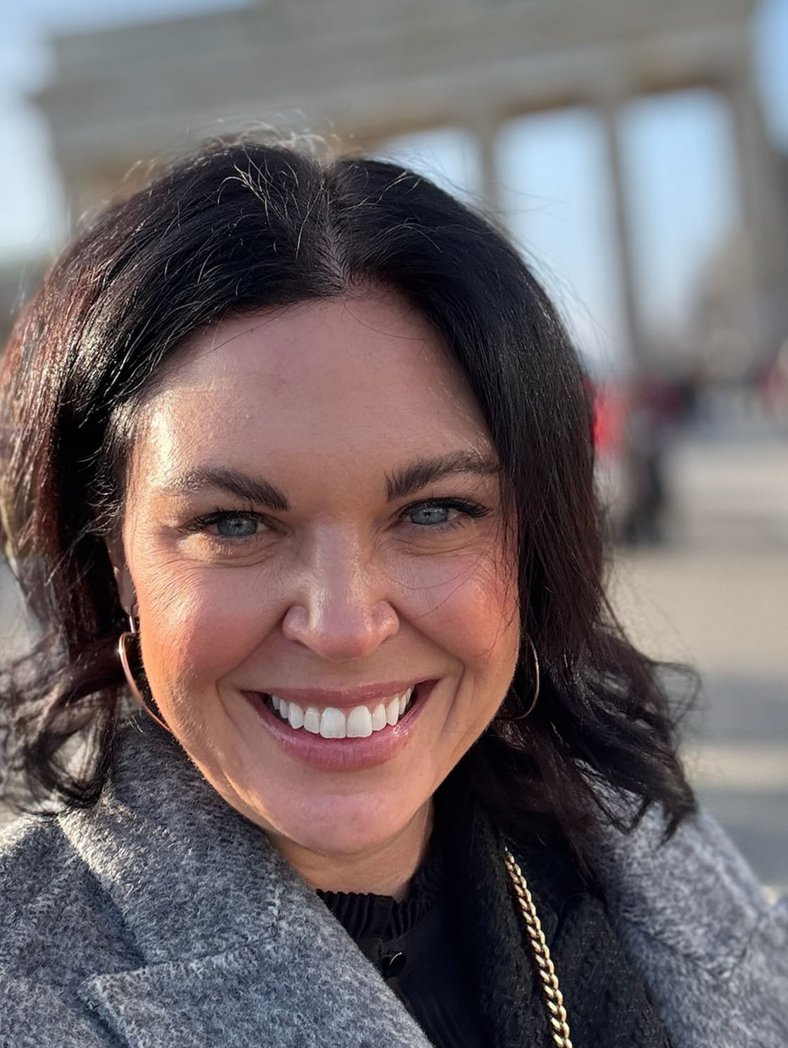 Dr. Petra Sophie Volz vor dem Brandenburger Tor