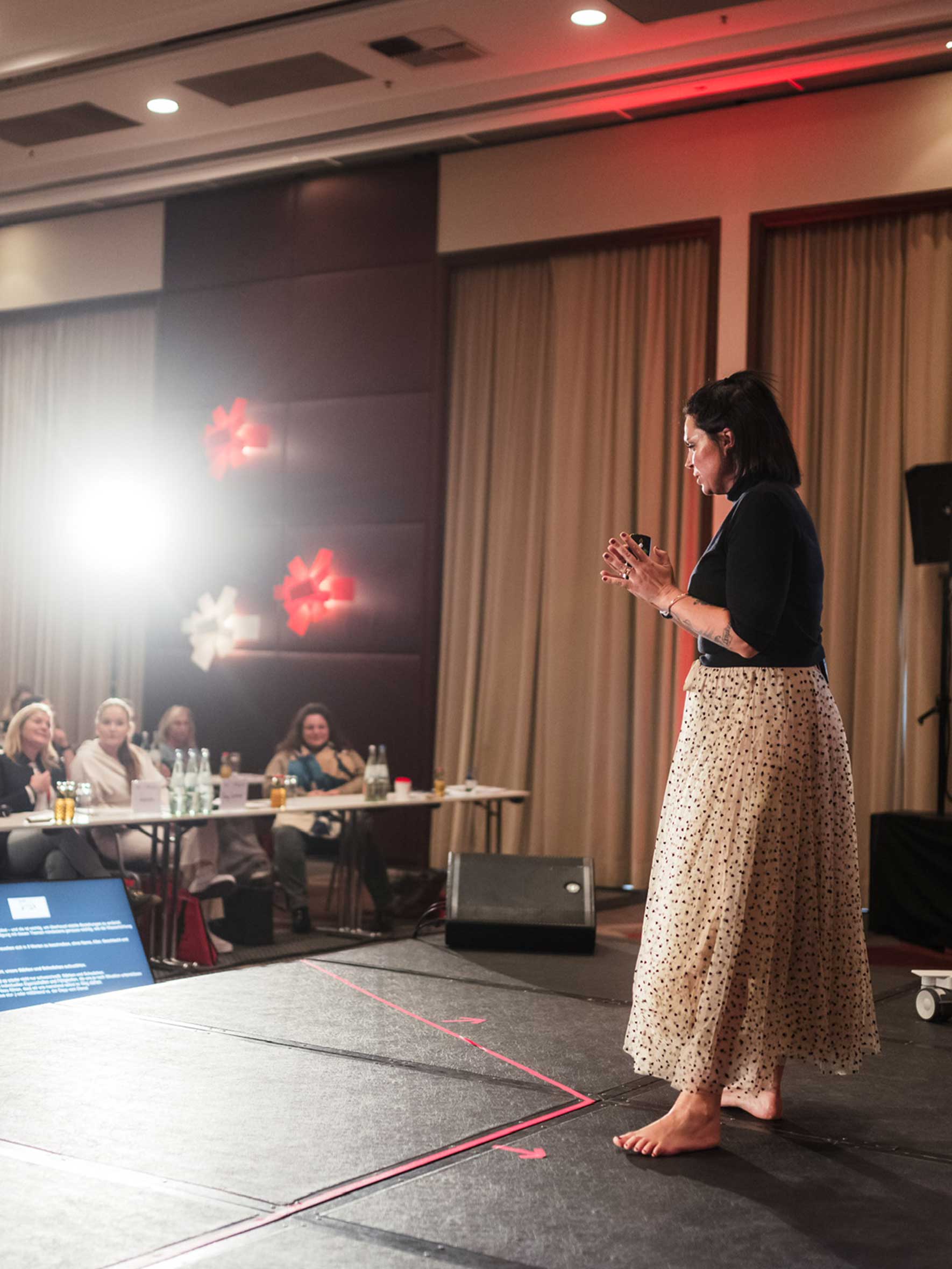 Dr. Petra Sophie Volz auf Bühne als Speakerin