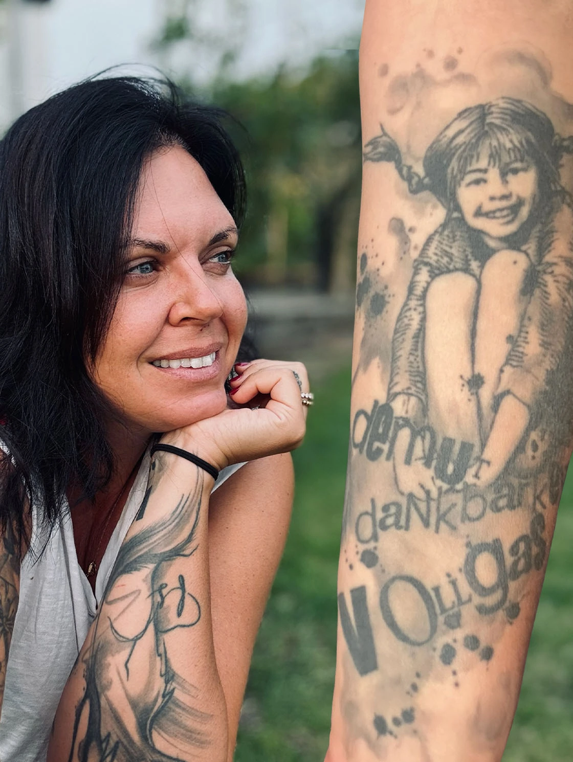 Dr. Petra Sophie Volz mit Tattoo im Freien