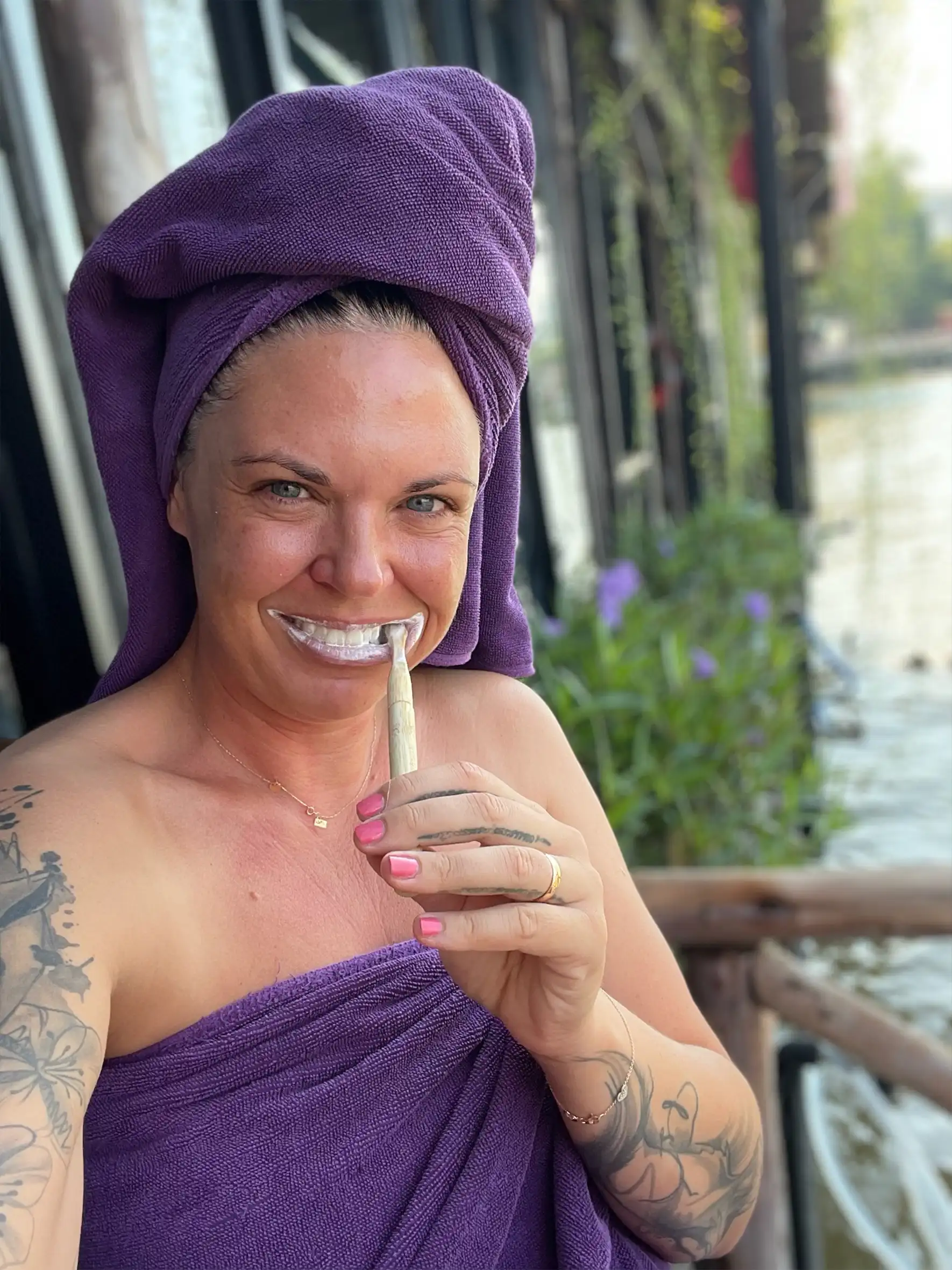 Dr. Petra Sophie Volz in Handtuch mit Zahnbürste