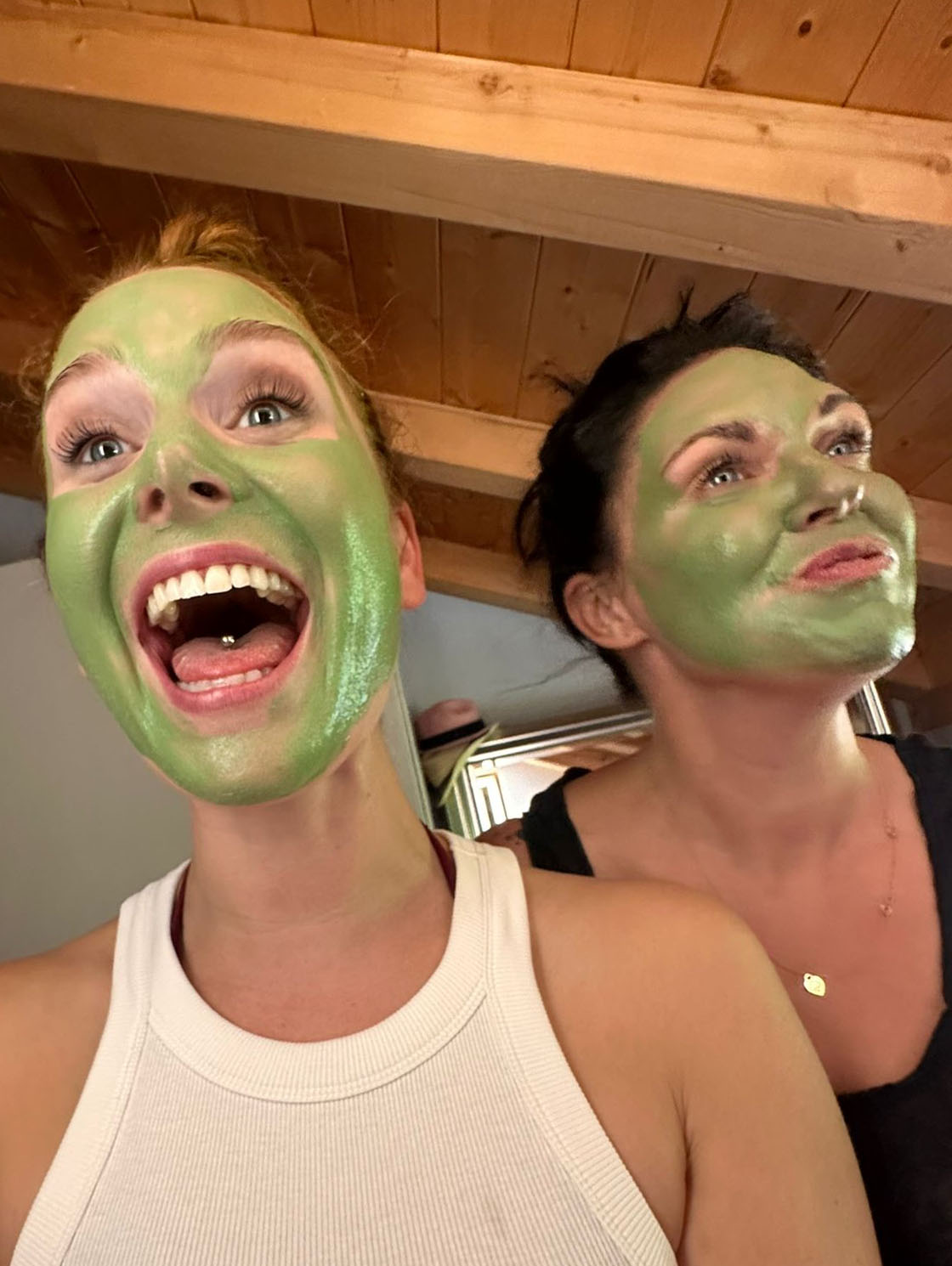 Dr. Petra Sophie Volz mit Freundin lachend